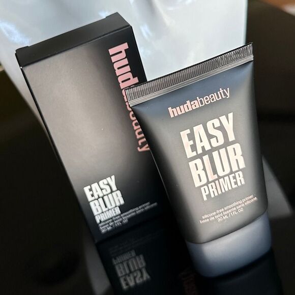 HUDA BEAUTY Easy Blur Silicone-Free Smoothing & Pore-Minimizing Primer *Swatched - Picture 9 of 12